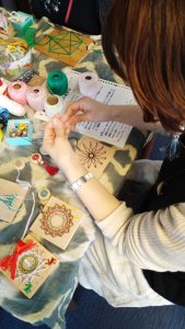ワークショップ☆糸曼荼羅体験中