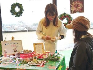 ワークショップ☆フラワーアレンジ体験中