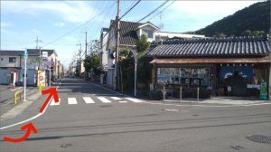 左手にコインパーキングがあります。