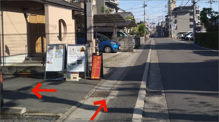 左側に赤い看板が目印