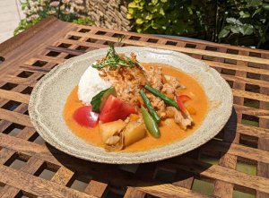 ココナッツチキンカレー　中辛 700円