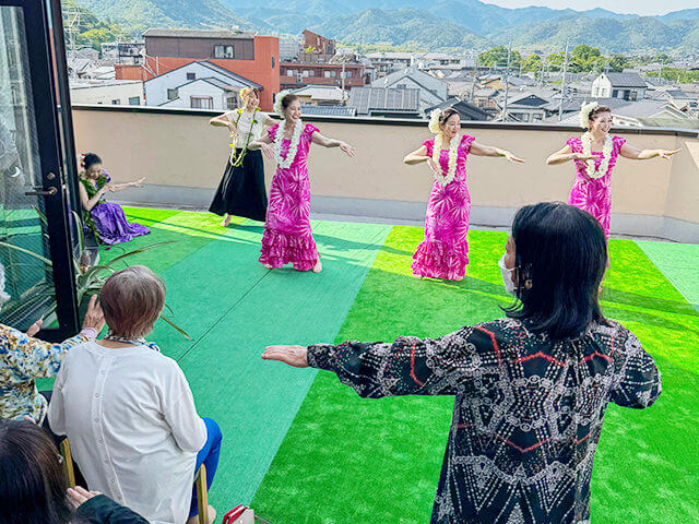 大泉先生のフラ教室の生徒さんによるグループ演舞