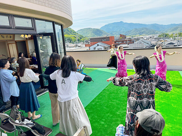 大泉先生のフラ教室の生徒さんによるグループ演舞